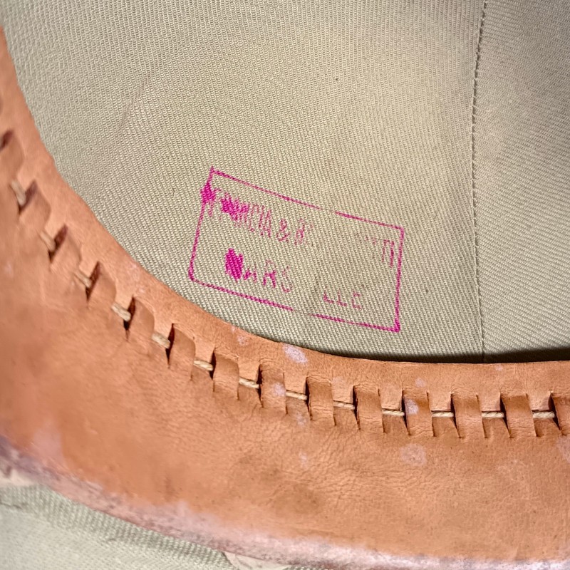 CASQUE COLONIAL EN TOILE BEIGE ET LIEGE FABRICATION REGLEMENTAIRE MILITAIRE 1930-1950 TROUPES COLONIALE LEGION ETRANGERE